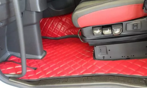 JUEGO ALFOMBRILLAS EN PIEL ECOLOGICA VOLVO FH4