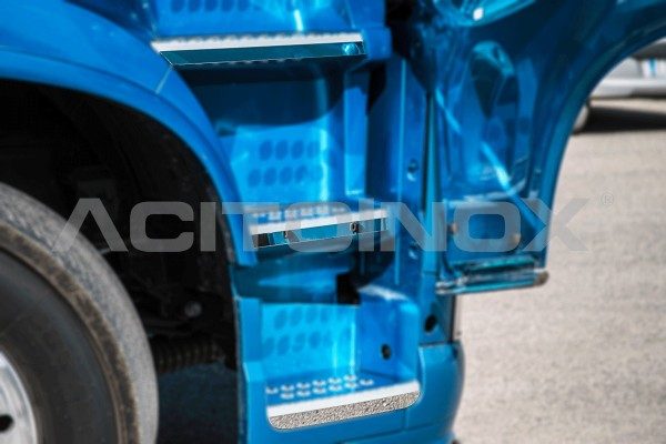 protector apoyapies en acero inoxidable Volvo Fh4